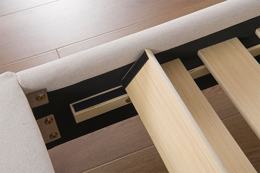 4905 Minimalistyczne łóżko na platformie z pikowanej lnu
