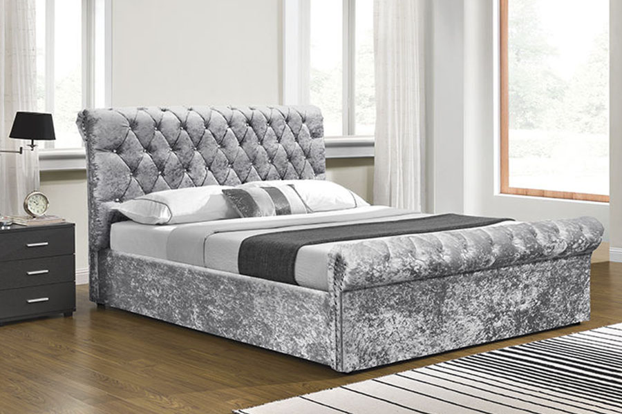 Łóżko ze schowkiem Chesterfield z kruszonego aksamitu i kryształu 1153G