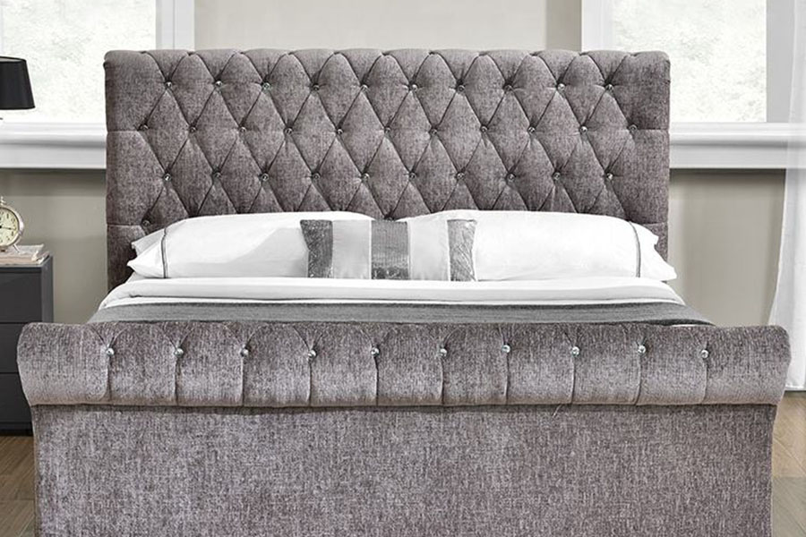Łóżko ze schowkiem Chesterfield z kruszonego aksamitu i kryształu 1153G