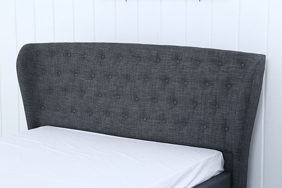 1292G Łóżko tapicerowane European Wingback w kolorze szaro-lnianym, zapinane na guziki i z drewnianymi nogami